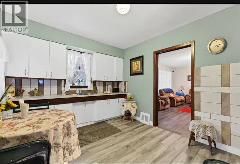 138 3 Street NW — photo 16 of 40
