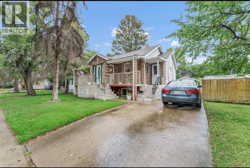 138 3 Street NW, Medicine Hat, photo 3
