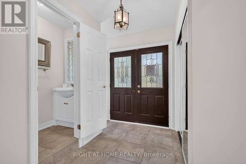 20 Holgate Street, Barrie, photo 2