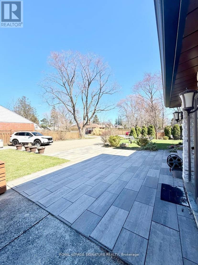2263 Harcourt Crescent — photo 4 of 40