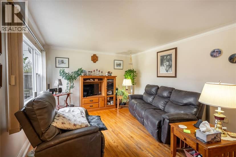 826 Lynwood Avenue — photo 4 of 37
