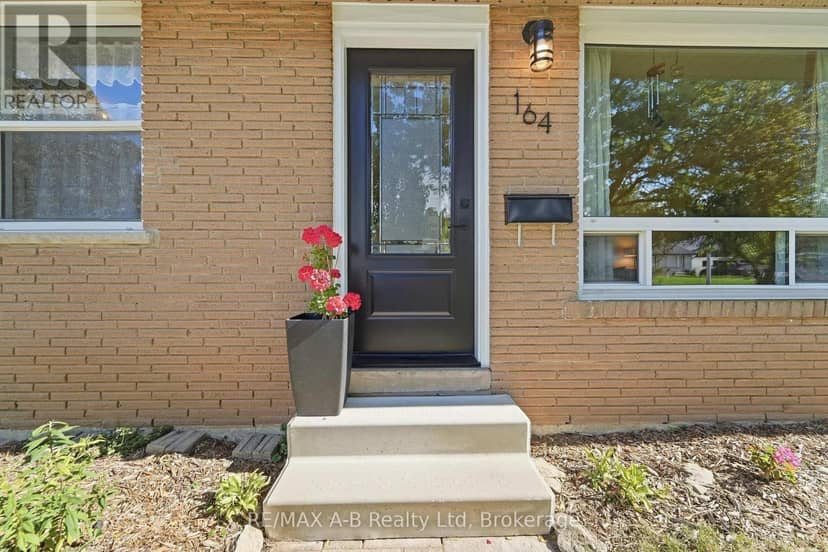164 Redford Crescent — photo 2 of 23