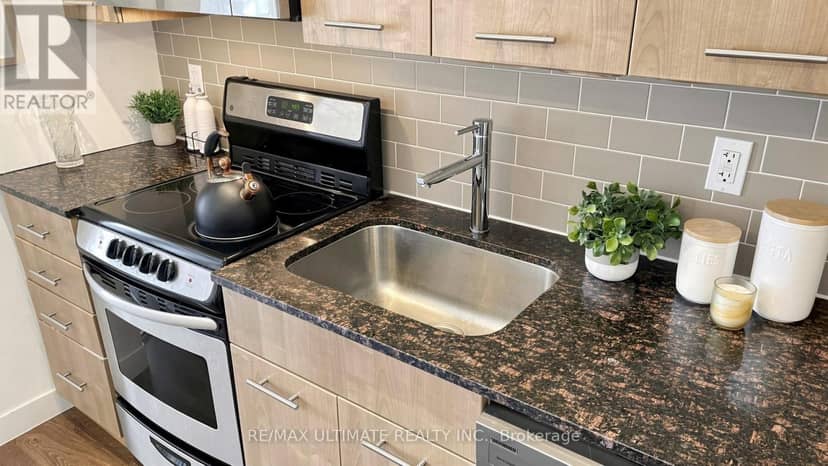 404 - 2055 Danforth Avenue — photo 12 of 33