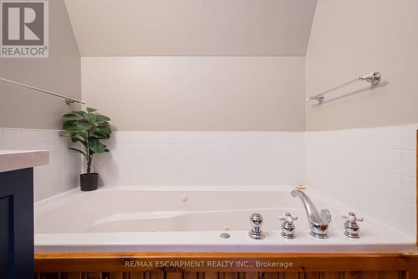 207 - 184 Snowbridge Way — photo 27 of 40