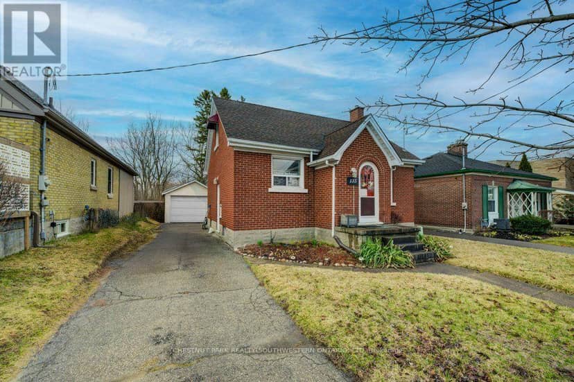 135 Stirling Avenue — photo 3 of 8