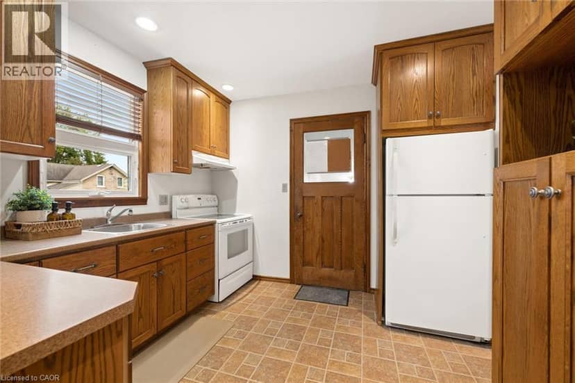 195 VICTORIA Avenue S — photo 14 of 34