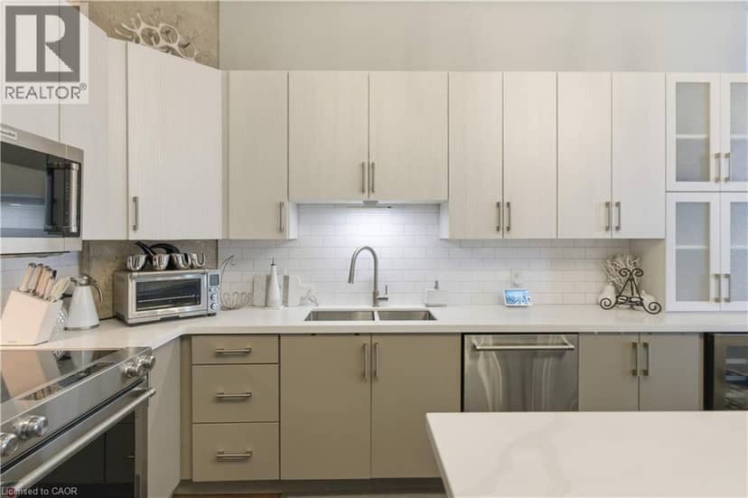 66 BAY Street S Unit# PH10 — photo 12 of 40
