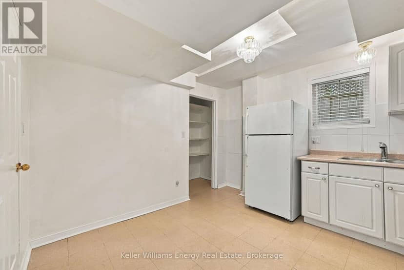 990 Glenbourne Drive — photo 36 of 40