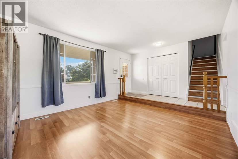 1076 Brimwood Crescent — photo 4 of 40