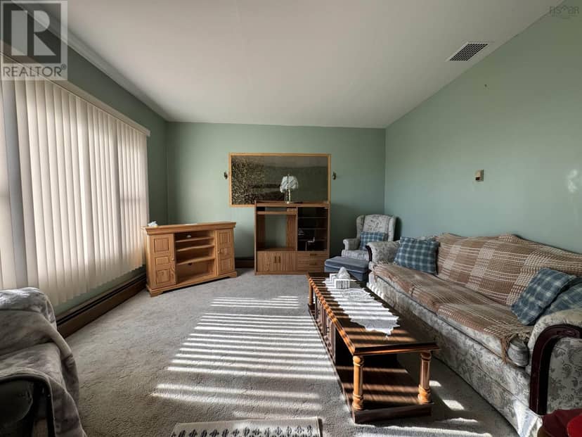 37 Kent Street, Louisbourg, photo 2