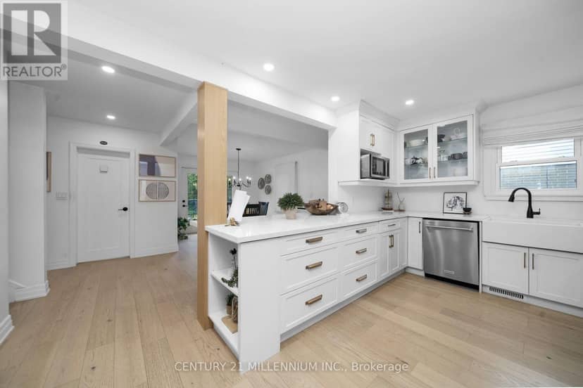 11 Dundas Street W — photo 12 of 40