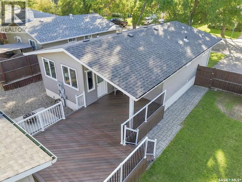 134 Ross CRESCENT — photo 1 of 40