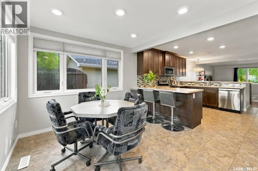 134 Ross CRESCENT — photo 11 of 40
