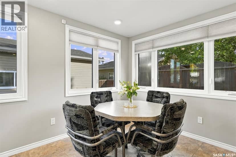 134 Ross CRESCENT — photo 12 of 40