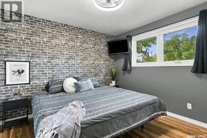 134 Ross CRESCENT — photo 14 of 40