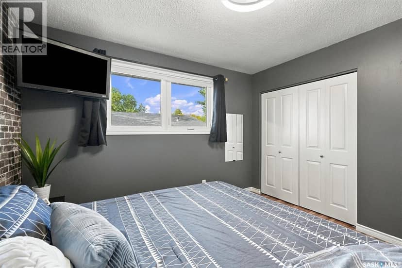 134 Ross CRESCENT — photo 16 of 40