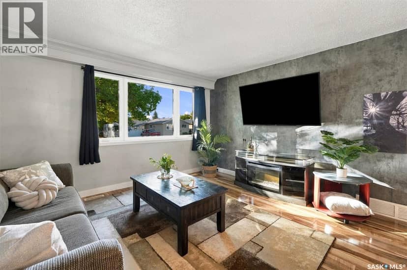 134 Ross CRESCENT — photo 3 of 40