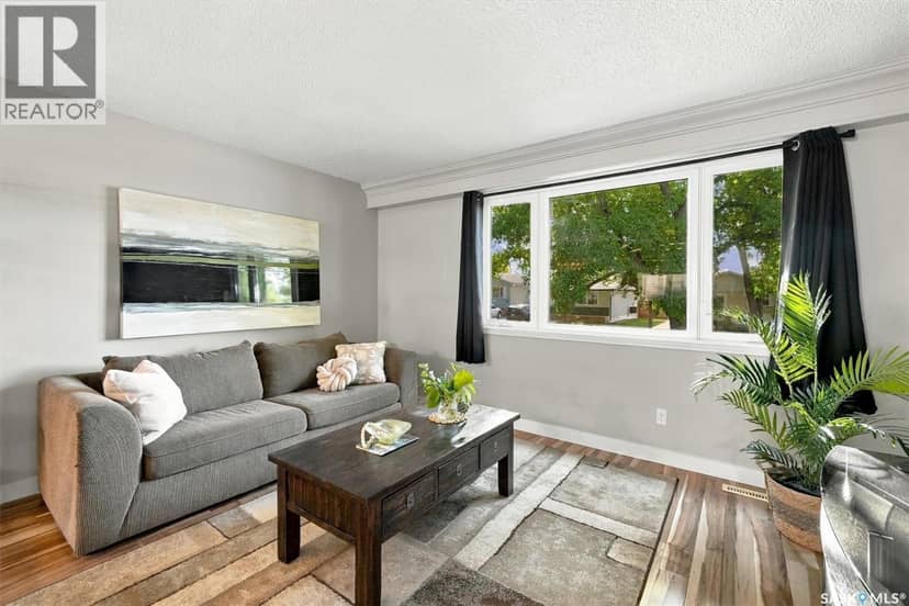 134 Ross CRESCENT — photo 4 of 40
