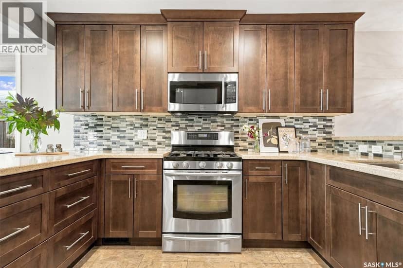 134 Ross CRESCENT — photo 7 of 40