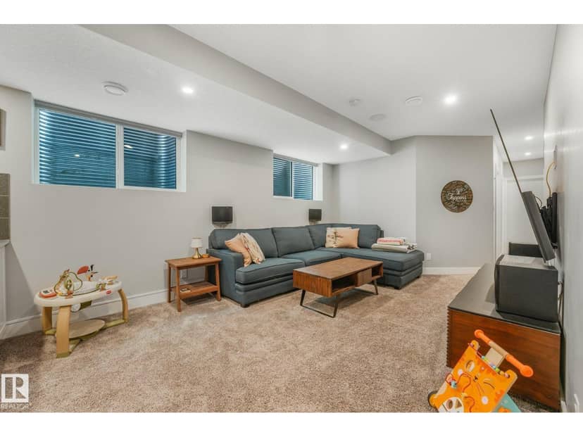 8715 83 AV NW — photo 34 of 40