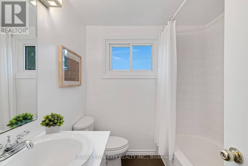 23 - 25 Upper Canada Drive — photo 22 of 29
