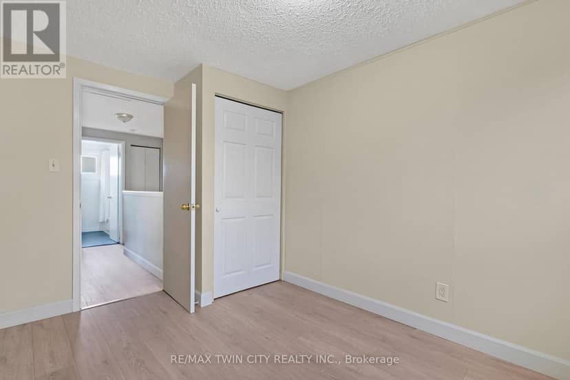23 - 25 Upper Canada Drive — photo 26 of 29