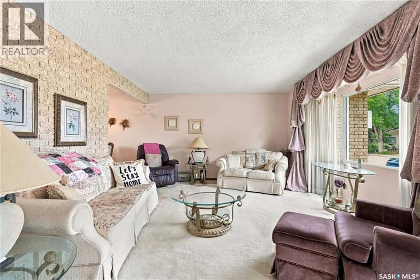 1015 Simcoe STREET — photo 4 of 40