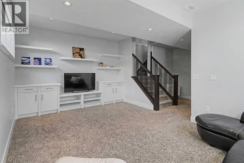 4640 15 Avenue NW — photo 28 of 40
