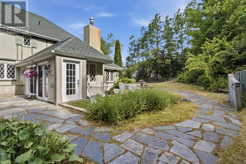 43 Karen Avenue — photo 6 of 40