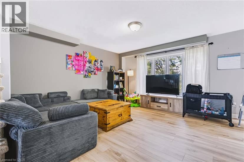 24 FALLINGBROOK Crescent — photo 7 of 40