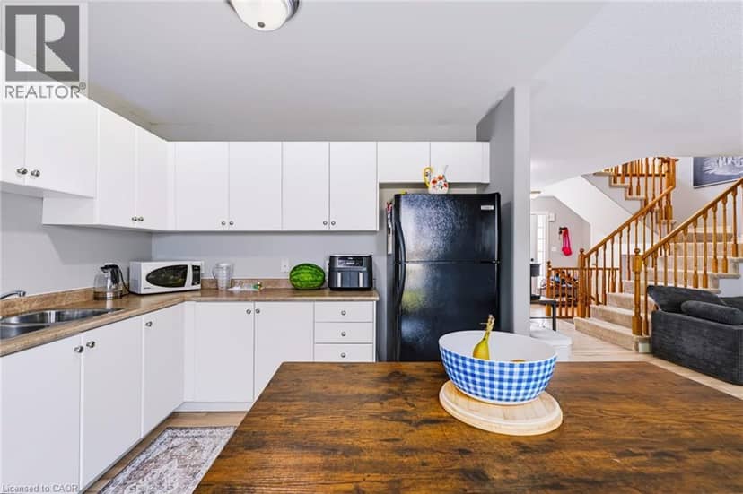 24 FALLINGBROOK Crescent — photo 14 of 40