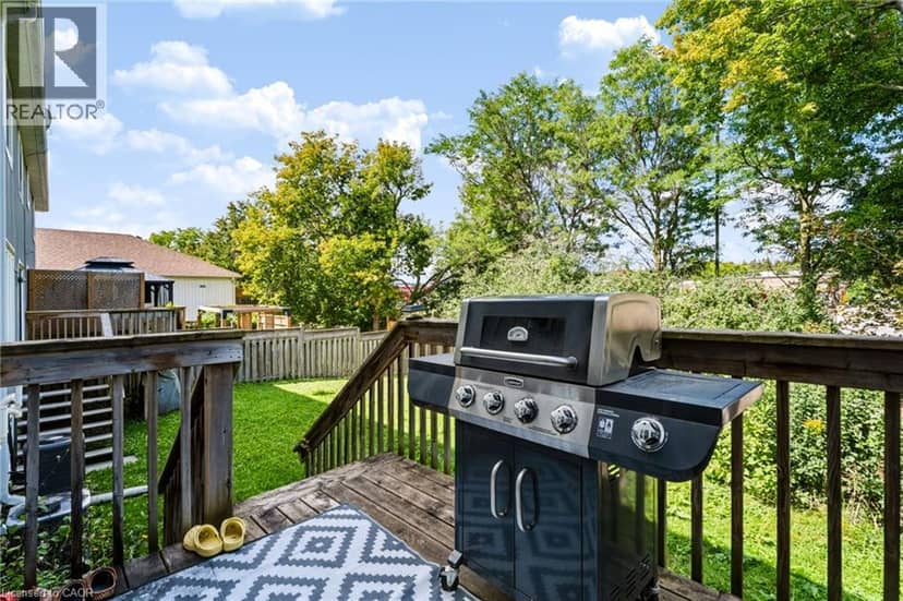 24 FALLINGBROOK Crescent — photo 34 of 40