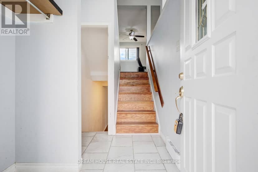 40 Hoskins Square — photo 4 of 35