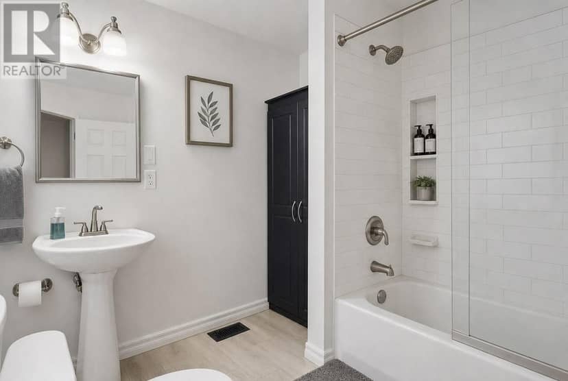 867 Lonsdale Avenue — photo 13 of 21