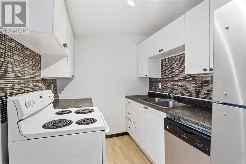 867 Lonsdale Avenue — photo 6 of 21