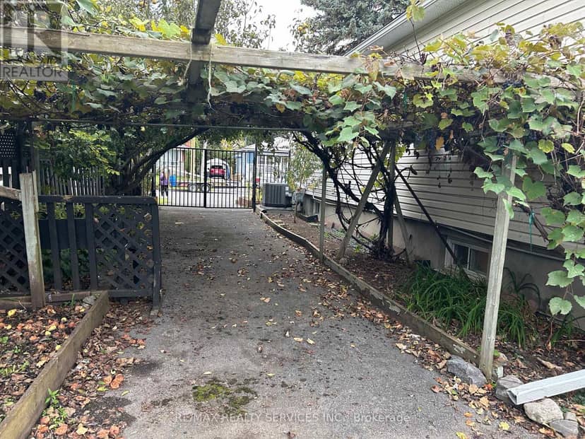 1207 Henry Street — photo 7 of 12