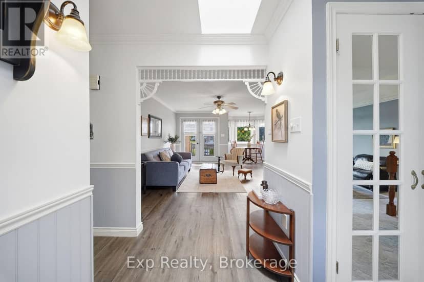 121 Simcoe Street — photo 8 of 40