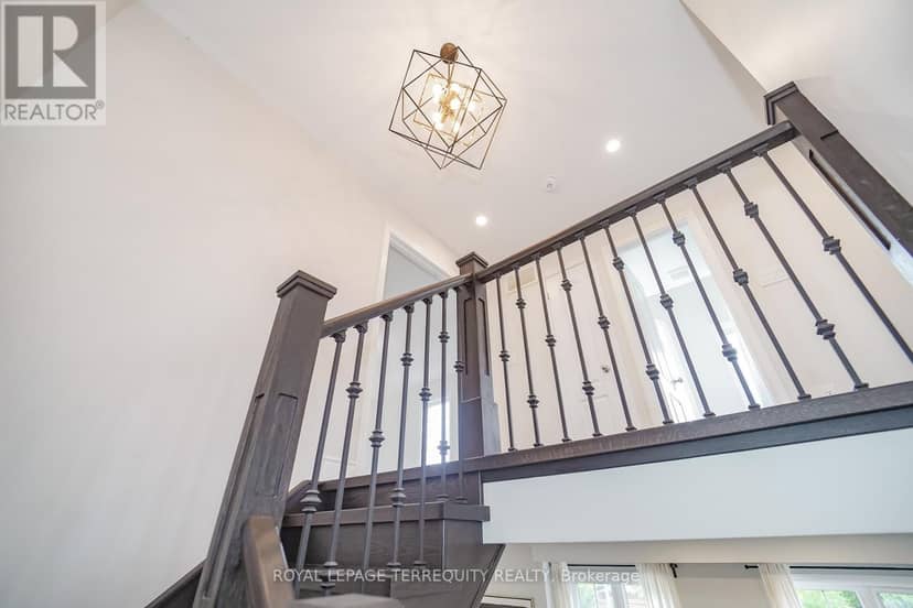 2162 Dawson Crescent — photo 15 of 40