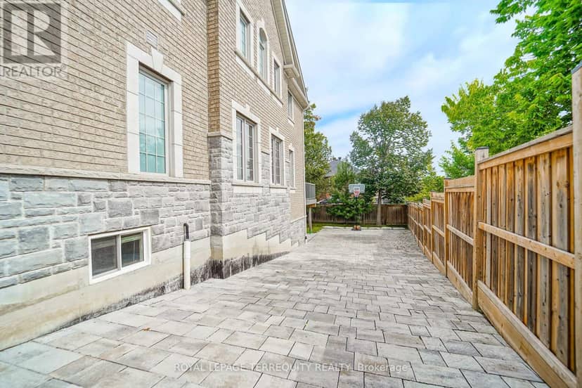 2162 Dawson Crescent — photo 33 of 40