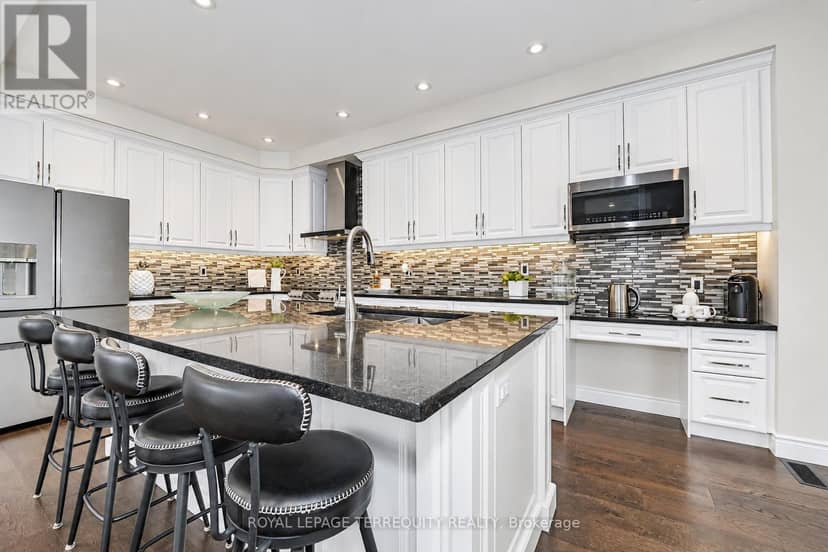 2162 Dawson Crescent — photo 7 of 40