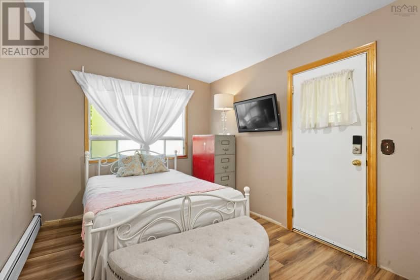 6477 Roslyn Road — photo 17 of 40