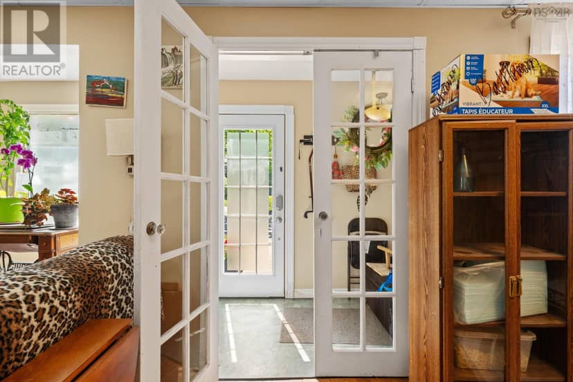 6477 Roslyn Road — photo 6 of 40