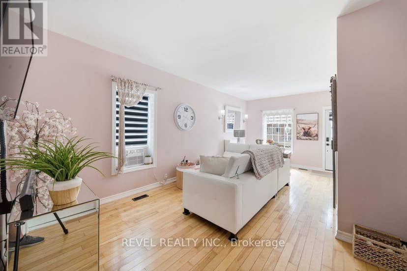 11 Esther Street — photo 12 of 36