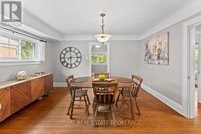 586 Victoria Street — photo 10 of 32