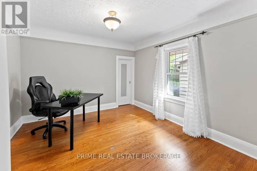 586 Victoria Street — photo 12 of 32