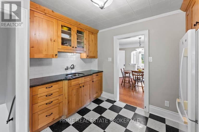 586 Victoria Street — photo 8 of 32