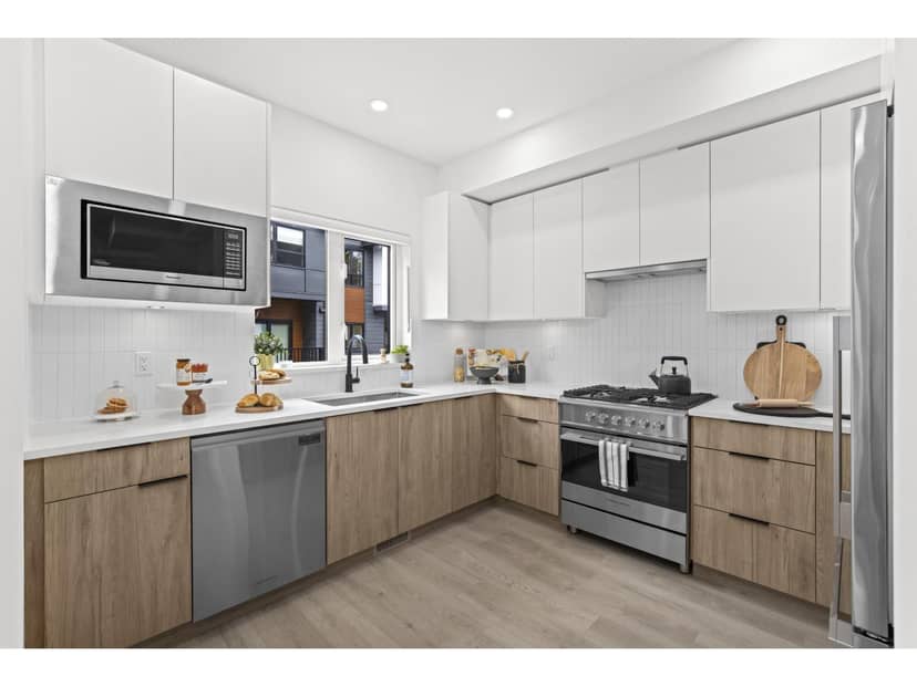 18 1959 165A STREET, Surrey