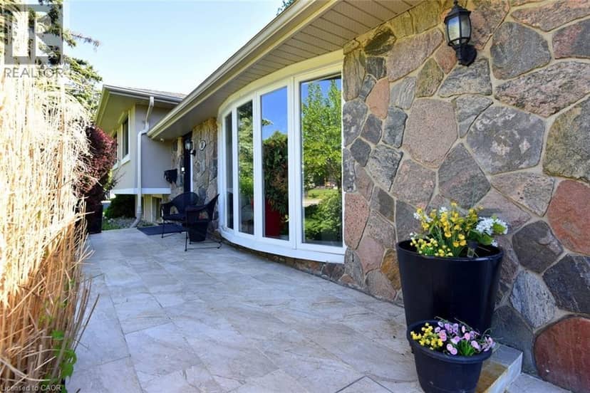 18 DENNIS Avenue — photo 2 of 27