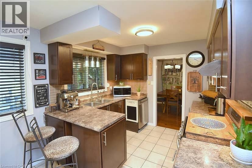 18 DENNIS Avenue — photo 6 of 27