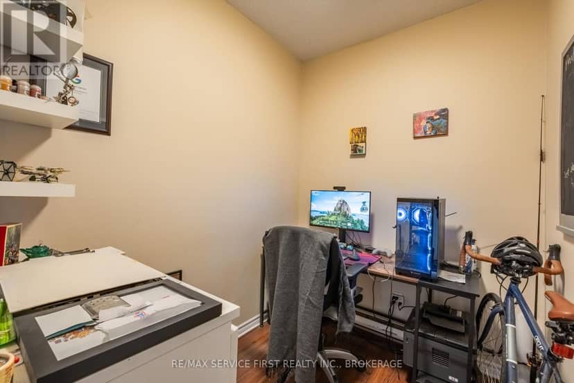 240 Wellington Street — photo 10 of 21